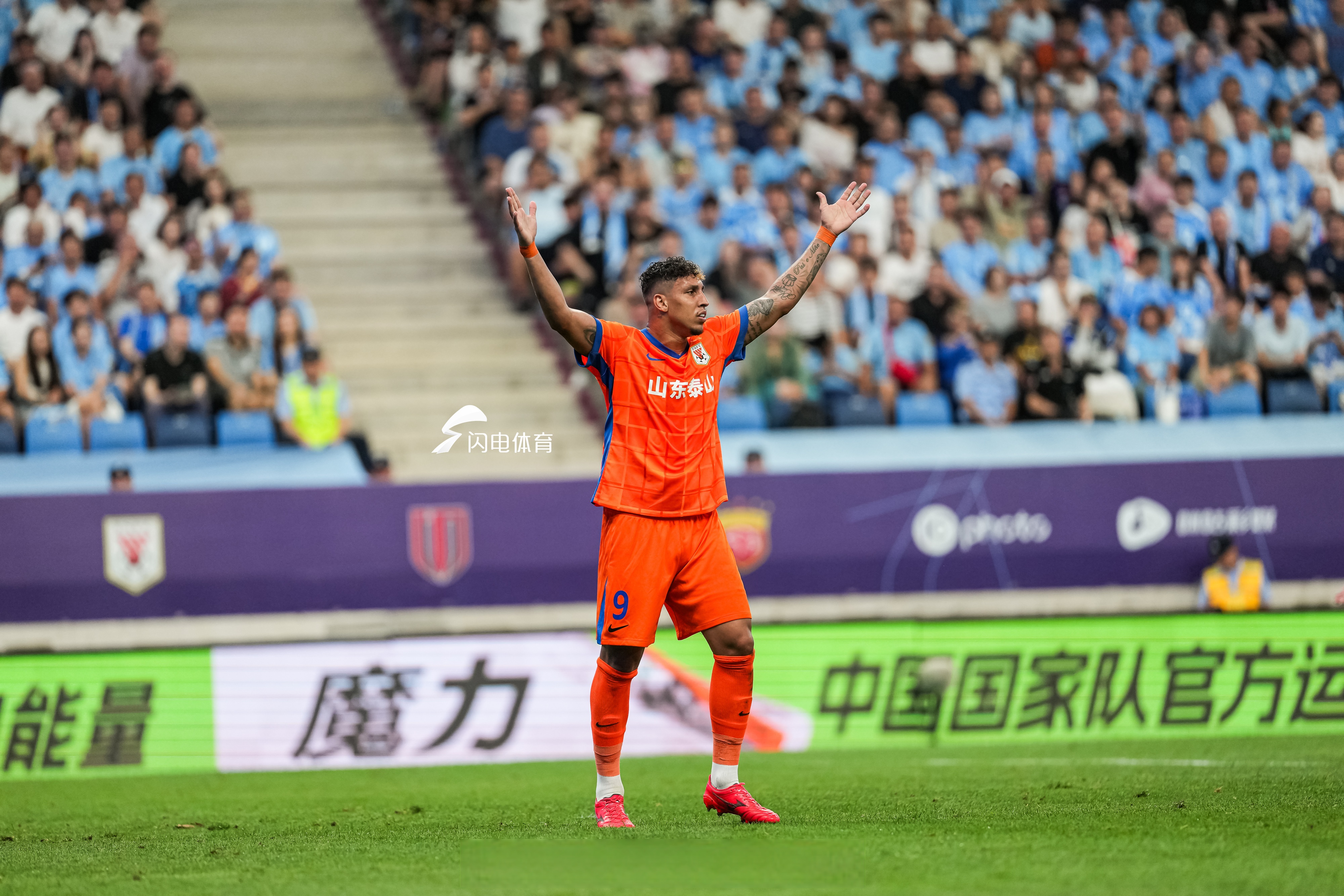  欧联赛程吃紧；山东泰山转会期临场应变；气氛紧张；团队化学反应显著