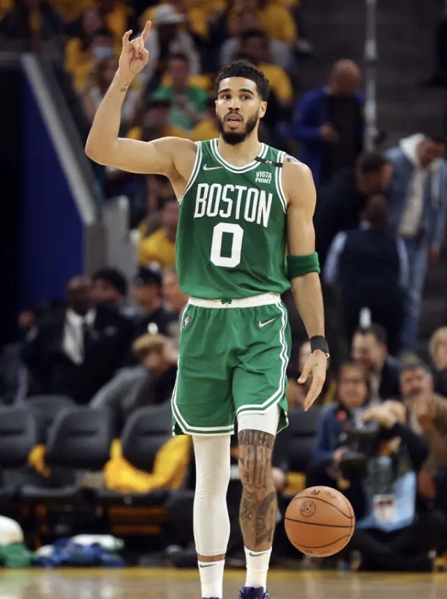 关于塔图姆在皇家马德里比赛中战术调整，挺进下一轮引发热议！的信息